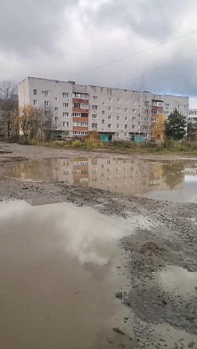 Жители дома на проспекте Строителей 5 лет бьются с провалами на дороге